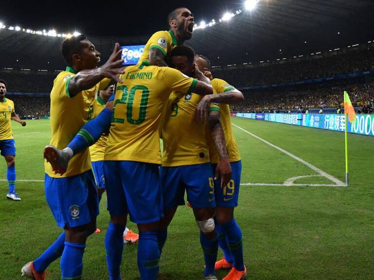 BELO HORIZONTE, BRAZIL - JULY 02: Gabriel Jesus of Brazil celebrates after scoring the opening goal with teammates during the Copa America Brazil 2019 Semi Final match between Brazil and Argentina at Mineirao Stadium on July 02, 2019 in Belo Horizonte, Brazil. (Photo by Pedro Vilela/Getty Images)