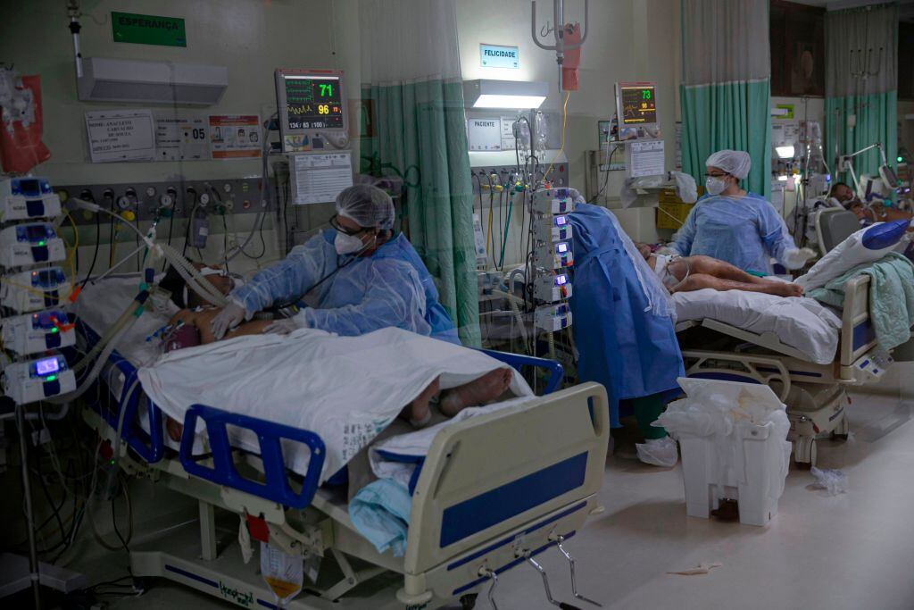 Trabajadores de la salud atienden pacientes del Covid-19 en Pará