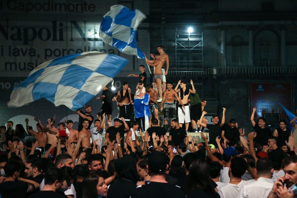 La madrugada en Nápoles tuvo las calles llenas de hinchas