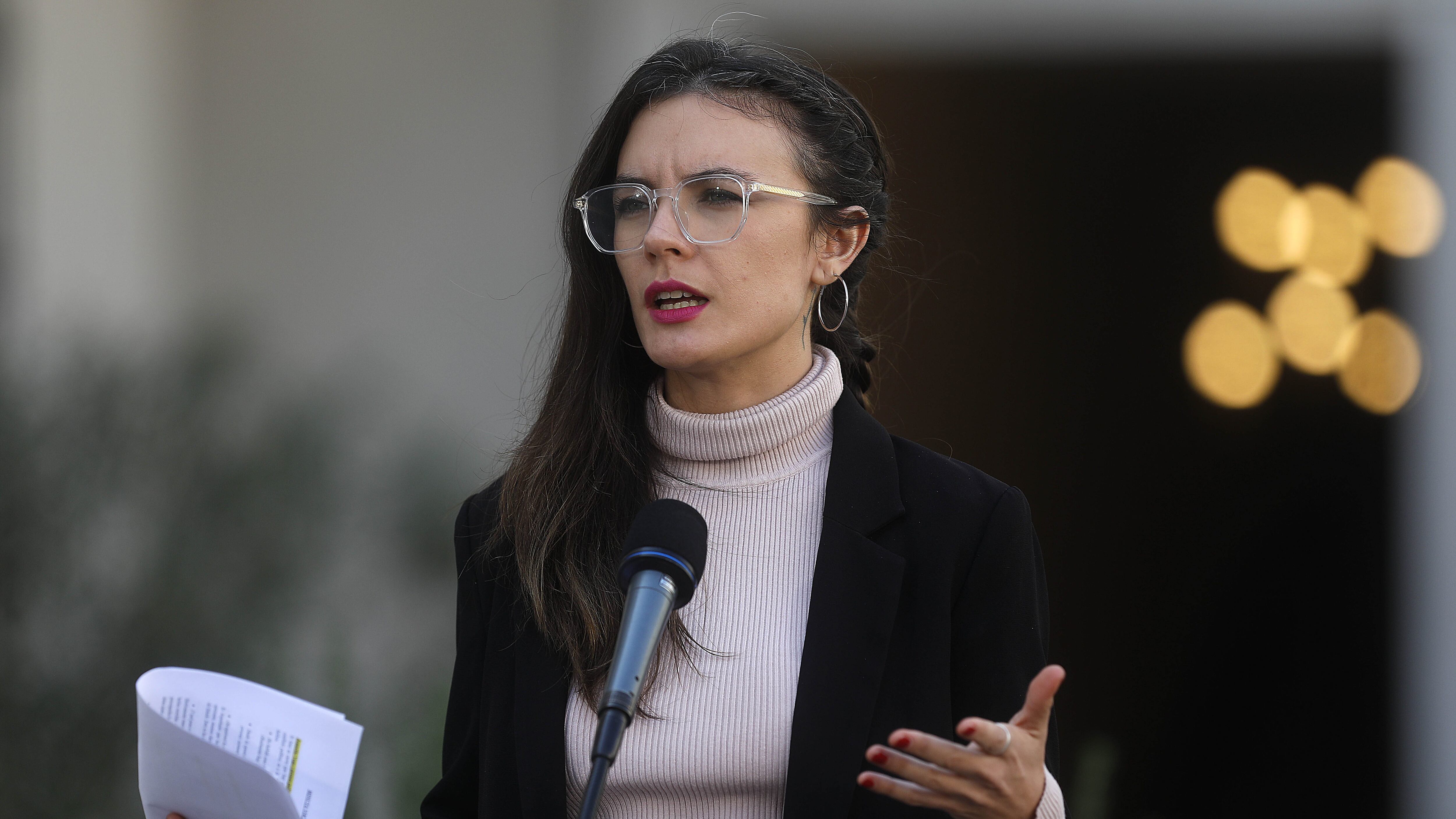 16 de Mayo de 2022/SANTIAGOLa Vocera de Gobierno, Camila Vallejo, emite unas palabras sobre la contingencia nacional en el Palacio de La Moneda.
FOTO:CRISTOBAL ESCOBAR/AGENCIAUNO