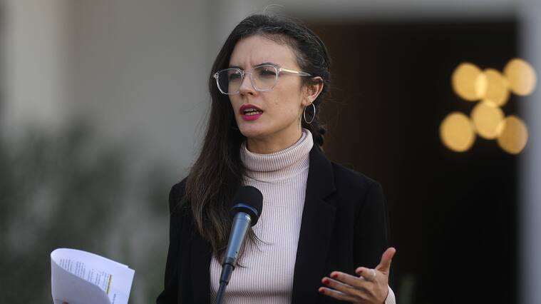 16 de Mayo de 2022/SANTIAGOLa Vocera de Gobierno, Camila Vallejo, emite unas palabras sobre la contingencia nacional en el Palacio de La Moneda.
FOTO:CRISTOBAL ESCOBAR/AGENCIAUNO