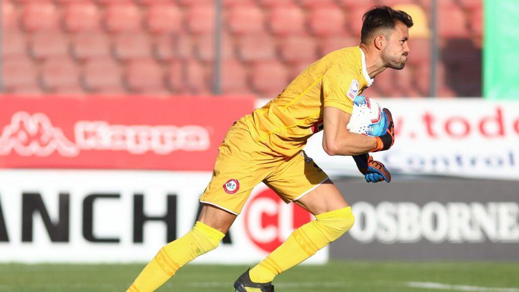 14 DE NOVIEMBRE DE 2020/SANTIAGOEl portero Alexis Arias contiene el penal, durante el partido valido por decimoctava fecha del Campeonato Nacional AFP PlanVital 2020, entre Unin Espaola y Unin La Calera, disputado en el Estadio Santa Laura.
FOTO: SEBASTIAN ORIA/AGENCIAUNO
