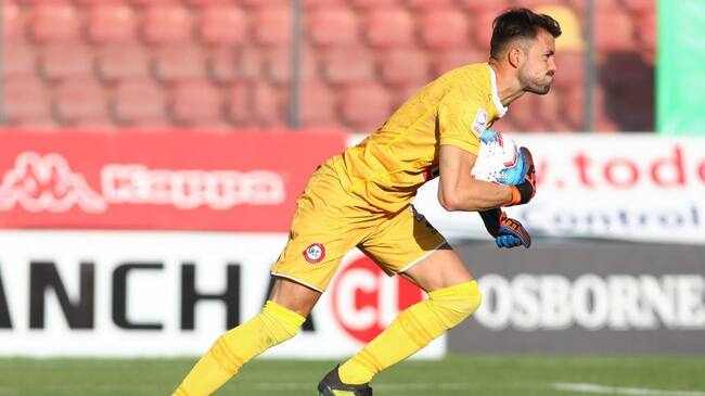 14 DE NOVIEMBRE DE 2020/SANTIAGOEl portero Alexis Arias contiene el penal, durante el partido valido por decimoctava fecha del Campeonato Nacional AFP PlanVital 2020, entre Unin Espaola y Unin La Calera, disputado en el Estadio Santa Laura.
FOTO: SEBASTIAN ORIA/AGENCIAUNO