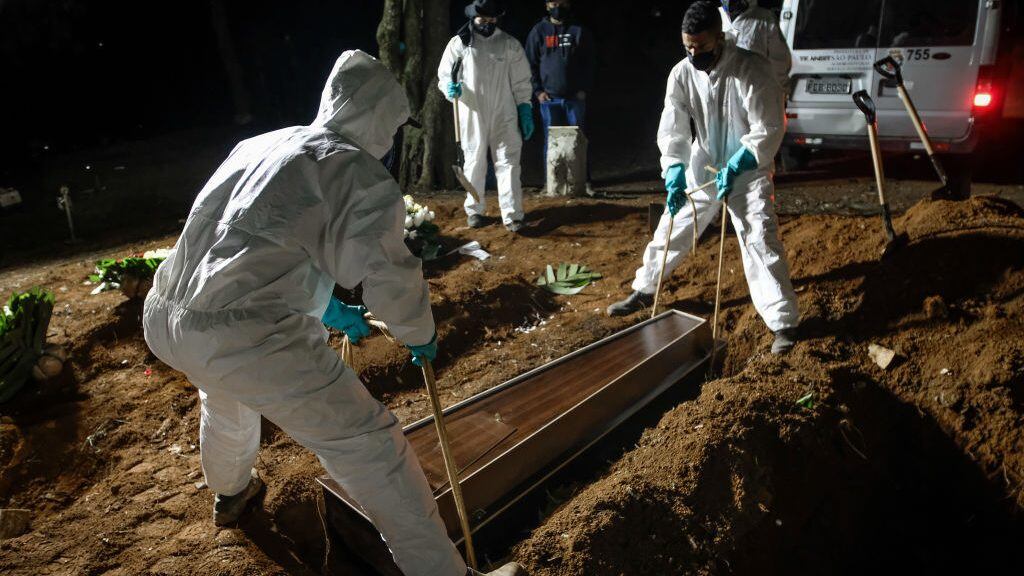 Cementerio en Sao Paulo efectúa entierros nocturnos ante la gran cantidad de víctimas del Covid-19