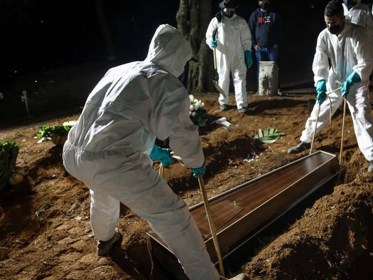 Cementerio en Sao Paulo efectúa entierros nocturnos ante la gran cantidad de víctimas del Covid-19