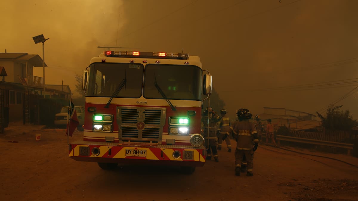 "Se da por superada la emergencia": el emotivo mensaje del Cuerpo de Bomberos de Viña del Mar tras cinco días de combate de los incendios forestales