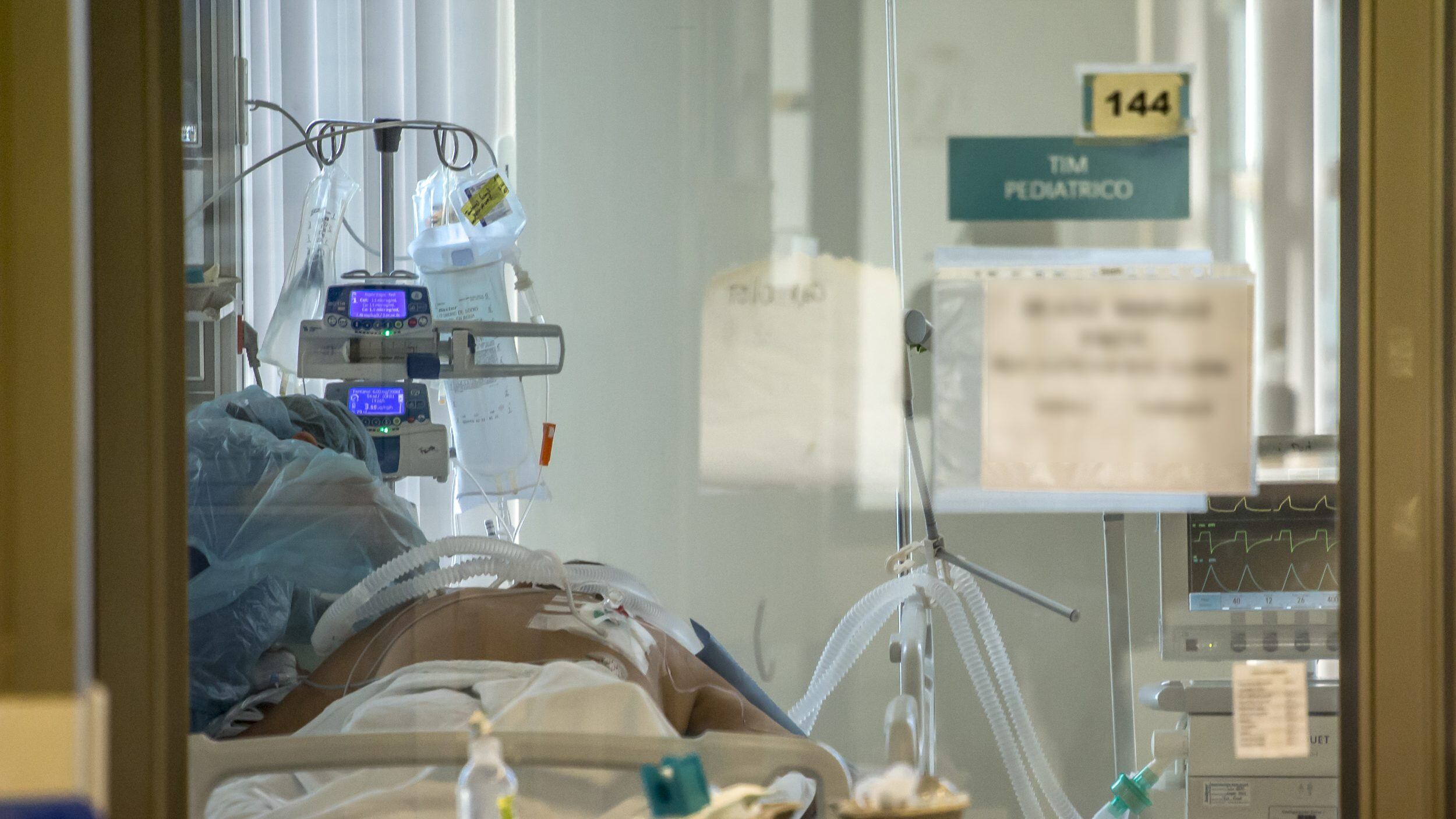 30 DE ENERO 2021 / OSORNO Personal de salud del Hospital Base San José de Osorno trabaja en la Unidad de Cuidados Intensivos (UCI) que en estos momentos se encuentra colapsada durante la cuarentena total que afecta a la ciudad debido a la emergencia sanitaria provocada por el coronavirus.
FOTO: FERNANDO LAVOZ /AGENCIAUNO.