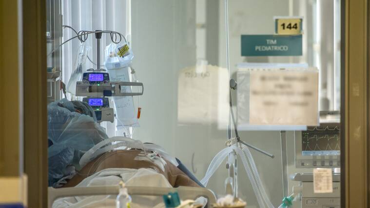 30 DE ENERO 2021 / OSORNO Personal de salud del Hospital Base San José de Osorno trabaja en la Unidad de Cuidados Intensivos (UCI) que en estos momentos se encuentra colapsada durante la cuarentena total que afecta a la ciudad debido a la emergencia sanitaria provocada por el coronavirus.
FOTO: FERNANDO LAVOZ /AGENCIAUNO.