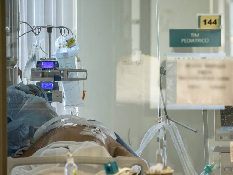 30 DE ENERO 2021 / OSORNO Personal de salud del Hospital Base San José de Osorno trabaja en la Unidad de Cuidados Intensivos (UCI) que en estos momentos se encuentra colapsada durante la cuarentena total que afecta a la ciudad debido a la emergencia sanitaria provocada por el coronavirus.
FOTO: FERNANDO LAVOZ /AGENCIAUNO.