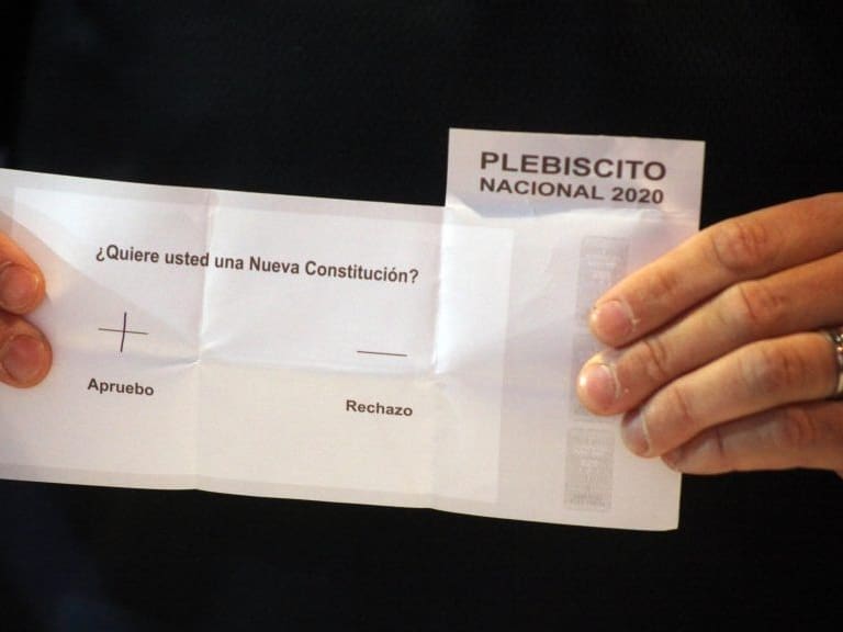 25 DE OCTUBRE DE 2020/SANTIAGO
Conteo de votos en las urnas del Estadio Nacional, durante el primer plebiscito realizado en pandemia, Santiago.


FOTO: AILEN DÍAZ/AGENCIAUNO