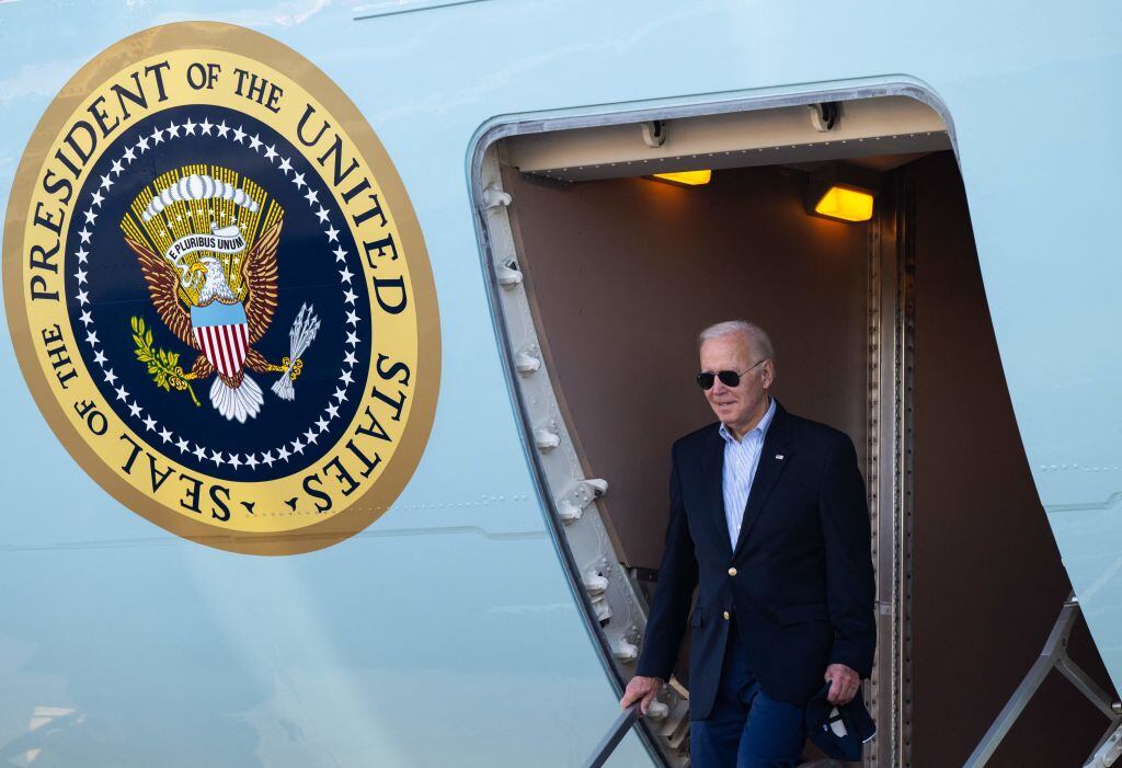 Joe Biden arribando a EEUU tras su viaje a la isla de Hawái en ruta por Asia