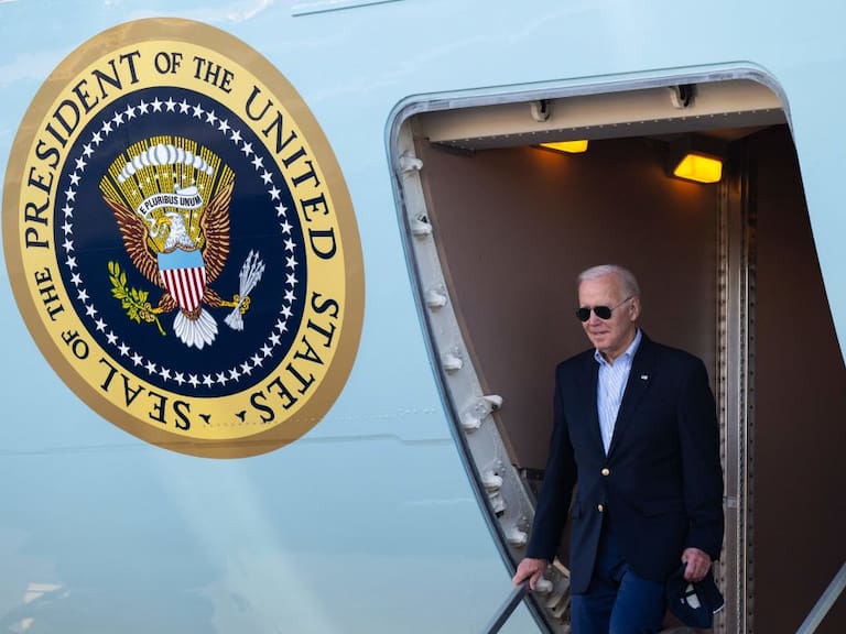 Joe Biden arribando a EEUU tras su viaje a la isla de Hawái en ruta por Asia