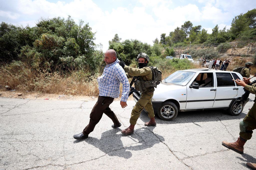 Las fuerzas de seguridad de Israel detienen a un ciudadano palestino en la capital Ramala