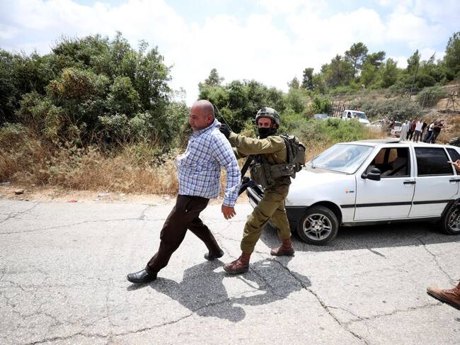 Las fuerzas de seguridad de Israel detienen a un ciudadano palestino en la capital Ramala