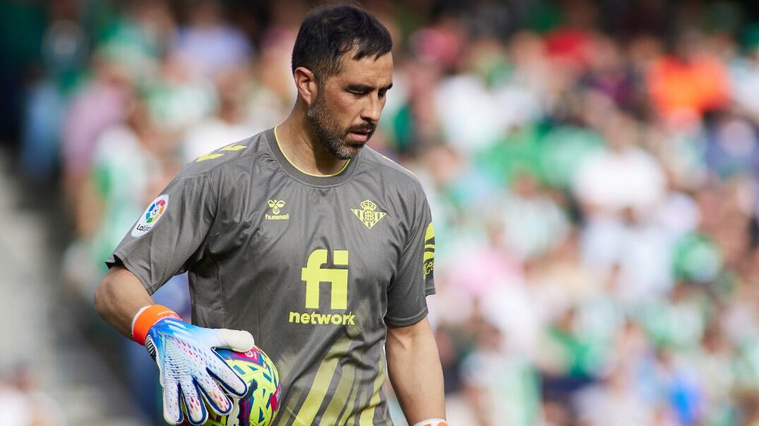 Real Betis rescata valioso triunfo ante Real Valladolid y Claudio Bravo vuelve a ser titular después de un mes