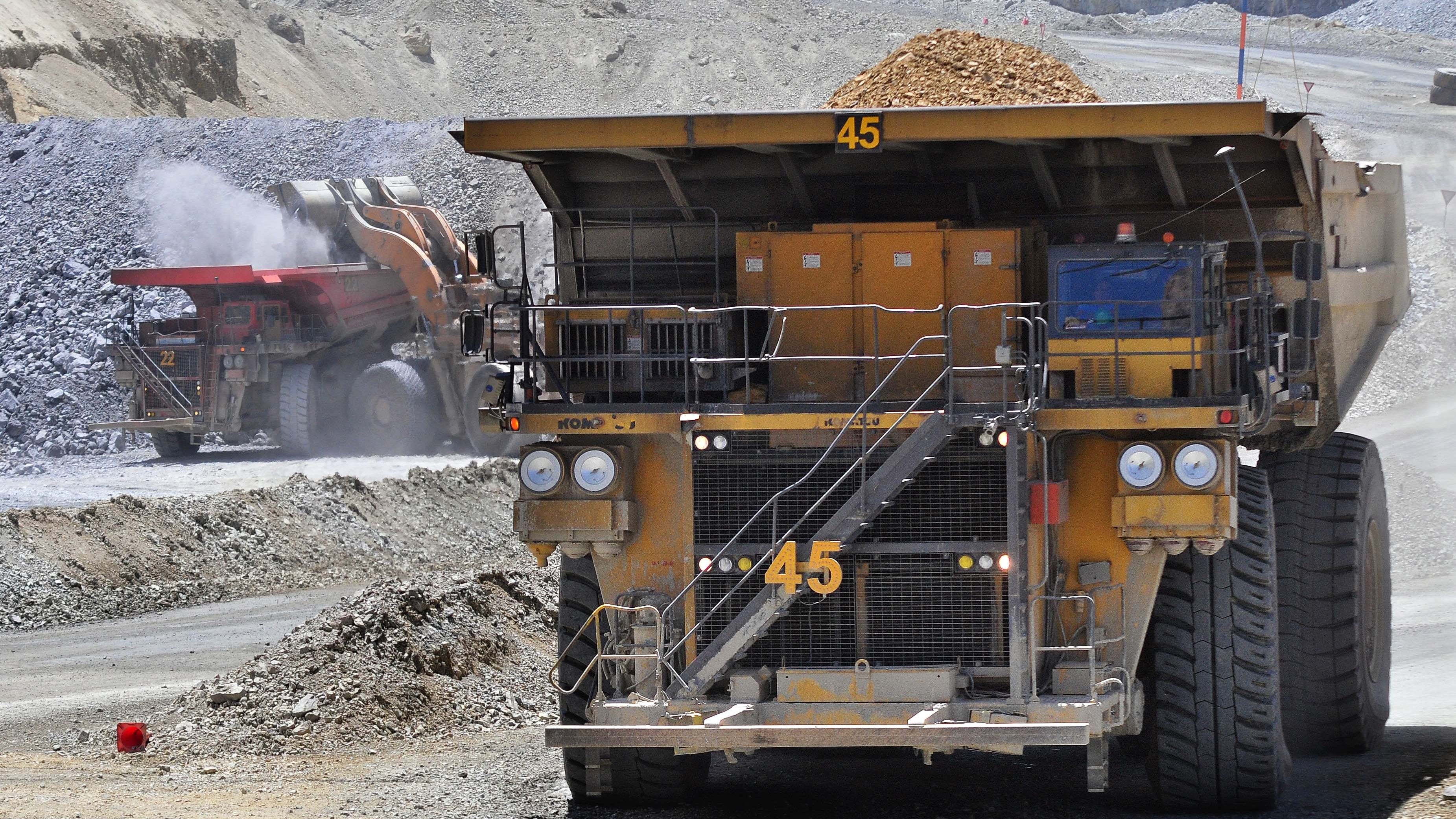 28 de Diciembre de 2011/SANTIAGOLos Bronces es una mina de cobre y molibdeno  del grupo Anglo American, que se explota a rajo abierto. El mineral que se extrae es molido y transportado por un mineroducto de 56 kilómetros a la planta de flotación Las Tórtolas, en la que se produce cobre y molibdeno contenido en concentrados. Además, en la mina se produce cobre en cátodos.Se encuentra ubicada en la Región Metropolitana, a 65 kilómetros de Santiago y a 3.500 metros sobre el nivel del mar.
FOTO:ARIEL MARINKOVIC/AGENCIAUNO