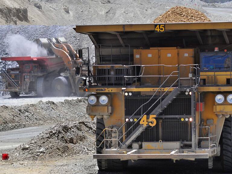 28 de Diciembre de 2011/SANTIAGOLos Bronces es una mina de cobre y molibdeno del grupo Anglo American, que se explota a rajo abierto. El mineral que se extrae es molido y transportado por un mineroducto de 56 kilómetros a la planta de flotación Las Tórtolas, en la que se produce cobre y molibdeno contenido en concentrados. Además, en la mina se produce cobre en cátodos.Se encuentra ubicada en la Región Metropolitana, a 65 kilómetros de Santiago y a 3.500 metros sobre el nivel del mar.
FOTO:ARIEL MARINKOVIC/AGENCIAUNO