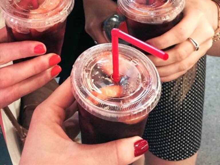 Experimento demuestra las diferencias en azúcar que tienen la Coca Cola normal con la Zero