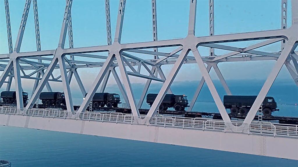 Tren militar ruso transporta tropas y armamentos en su salida de Crimea