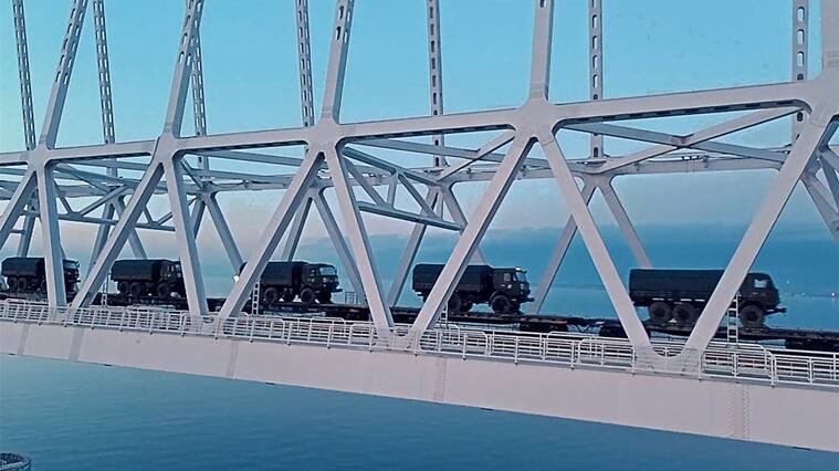 Tren militar ruso transporta tropas y armamentos en su salida de Crimea