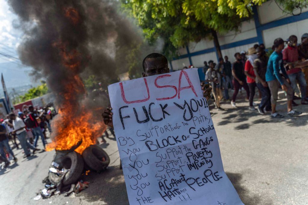 Cartel contra los Estados Unidos en protesta en Puerto Príncipe en Haití