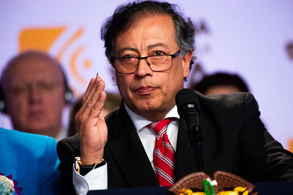 El presidente de Colombia, Gustavo Petro, habla ante los medios de comunicación durante un evento en Bogotá.