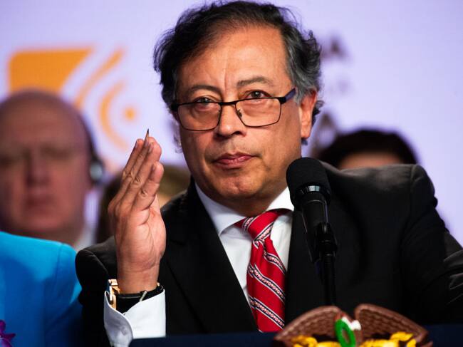 El presidente de Colombia, Gustavo Petro, habla ante los medios de comunicación durante un evento en Bogotá.