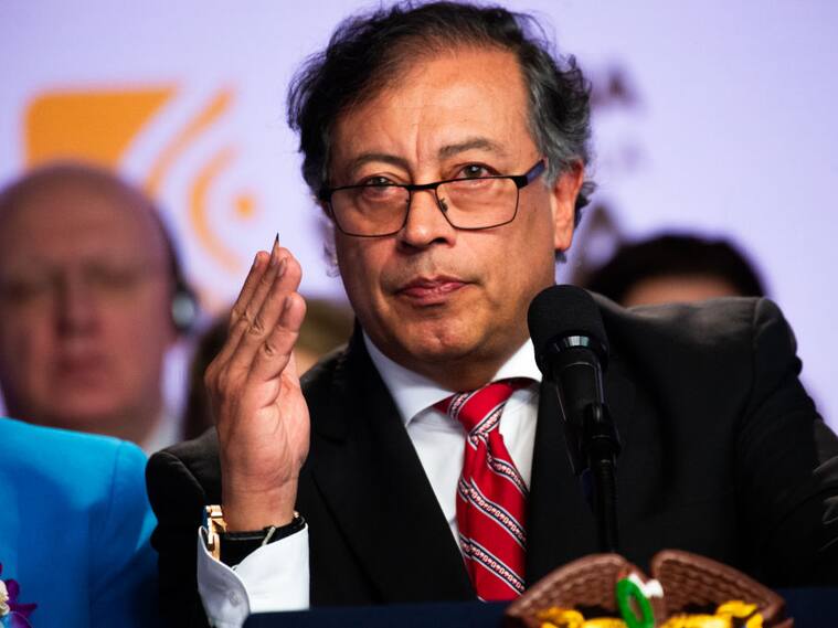 El presidente de Colombia, Gustavo Petro, habla ante los medios de comunicación durante un evento en Bogotá.