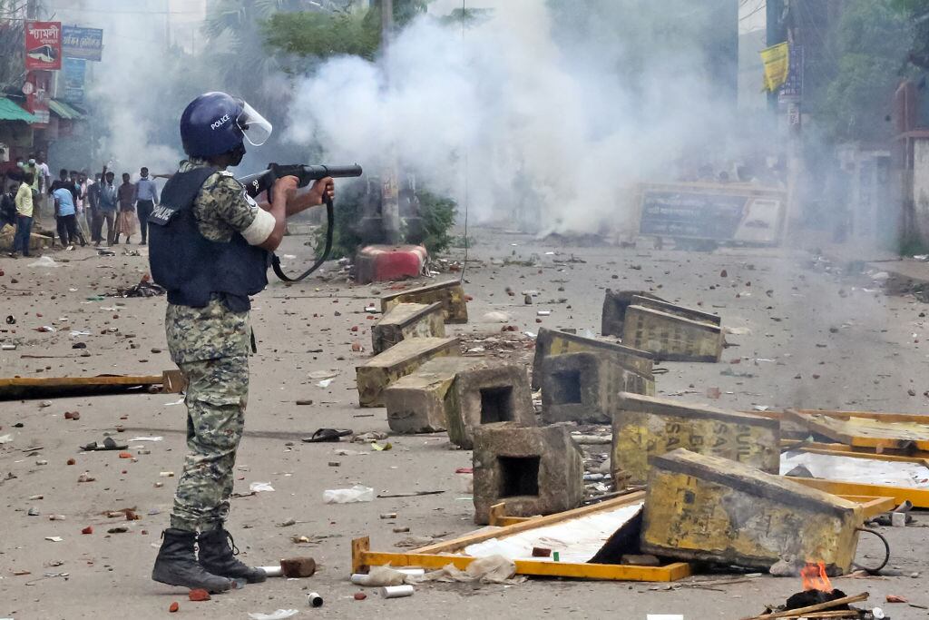En la ciudad de Bogra en Bangladesh la policía dispara para reprimir las manifestaciones en contra del régimen de Sheikh Hasina.