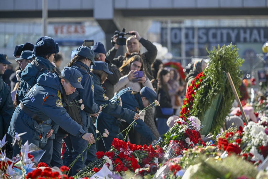 Las personas rinden homenaje a las víctimas del atentado en la sala de conciertos Crocus City Hall de la ciudad de Moscú en Rusia.