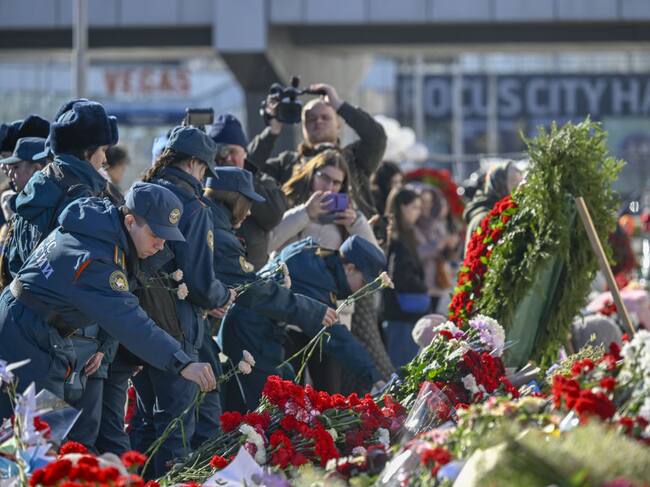 Las personas rinden homenaje a las víctimas del atentado en la sala de conciertos Crocus City Hall de la ciudad de Moscú en Rusia.