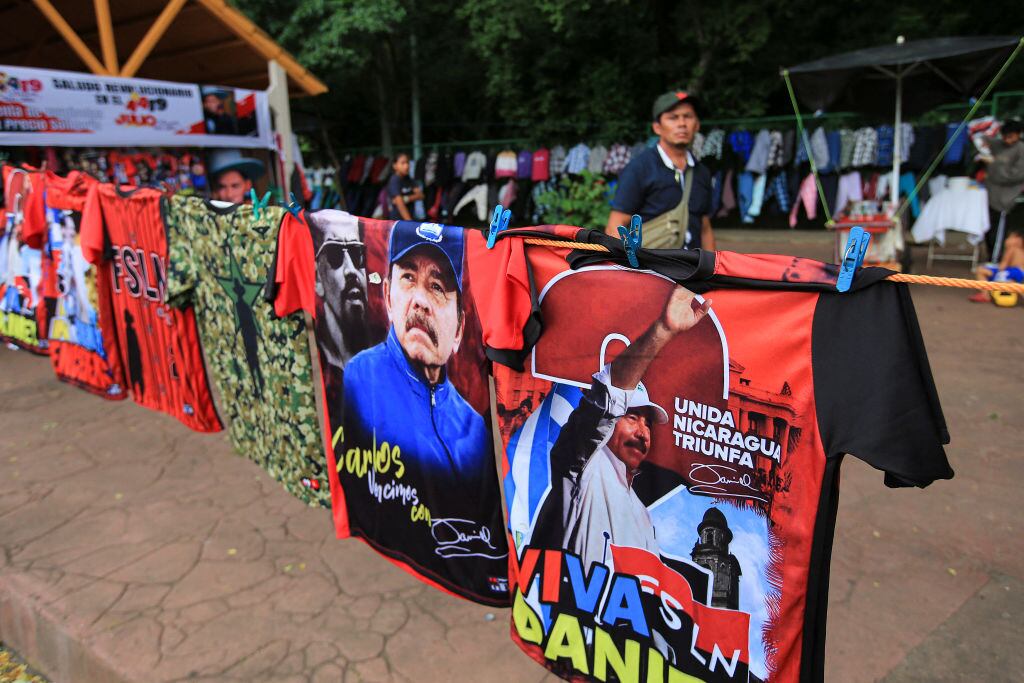 Camisetas de Daniel Ortega se venden en las calles de Nicaragua