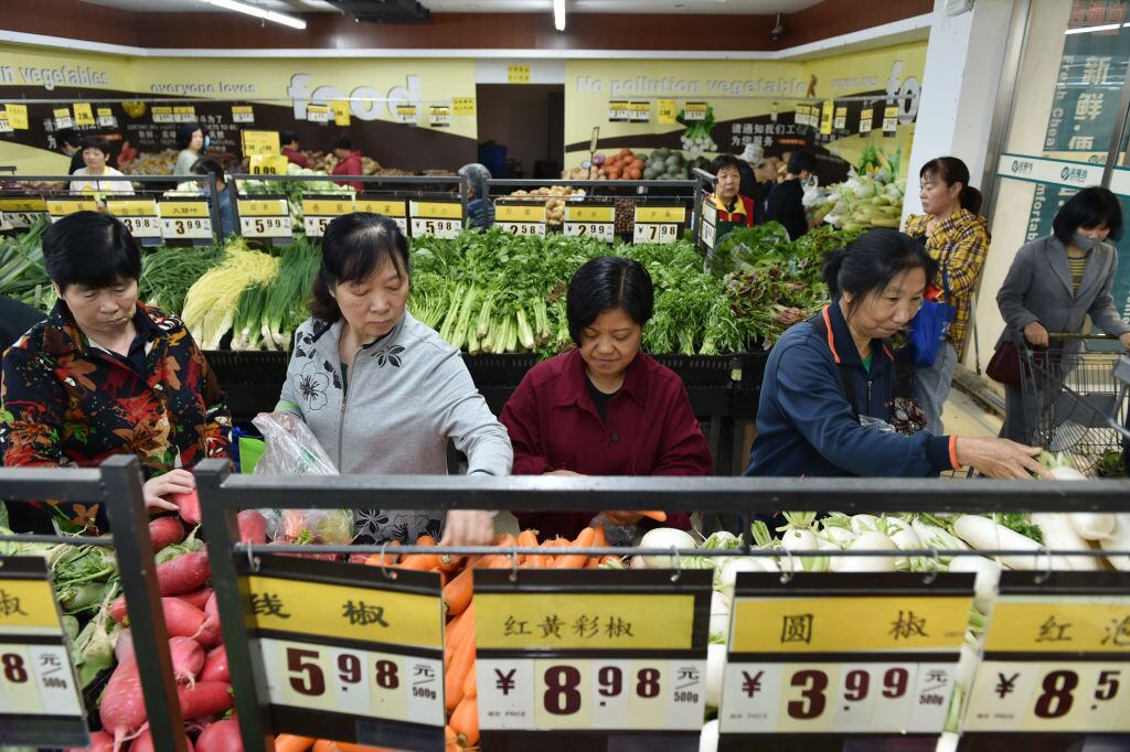 Personas compran alimentos en la ciudad de Nanjing