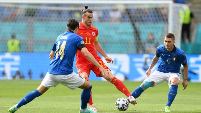 Wales' forward Gareth Bale (C) is marked by Italy's midfielder Marco Verratti (R) and Italy's midfielder Federico Chiesa during the UEFA EURO 2020 Group A football match between Italy and Wales at the Olympic Stadium in Rome on June 20, 2021. (Photo by Mike Hewitt / POOL / AFP) (Photo by MIKE HEWITT/POOL/AFP via Getty Images)