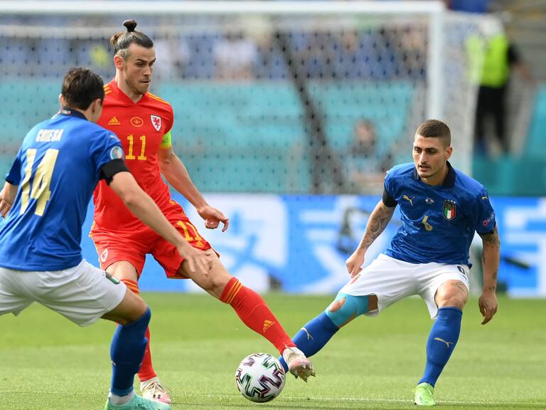 Wales&#039; forward Gareth Bale (C) is marked by Italy&#039;s midfielder Marco Verratti (R) and Italy&#039;s midfielder Federico Chiesa during the UEFA EURO 2020 Group A football match between Italy and Wales at the Olympic Stadium in Rome on June 20, 2021. (Photo by Mike Hewitt / POOL / AFP) (Photo by MIKE HEWITT/POOL/AFP via Getty Images)