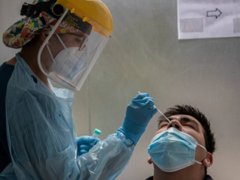 Casos de covid en Chile siguen al alza: contagios aumentan casi 70% en las últimas dos semanas