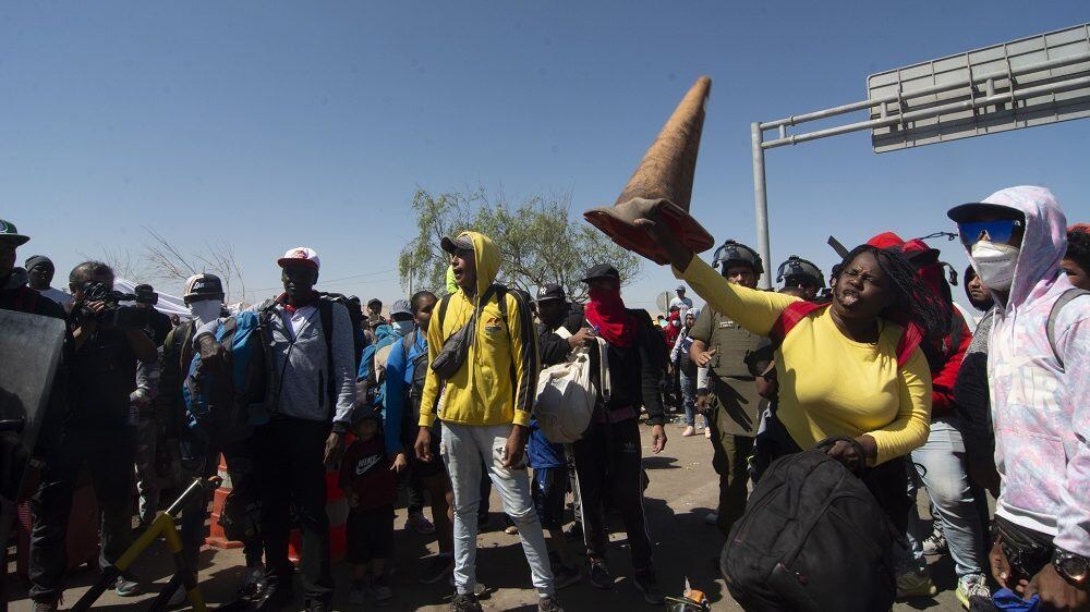 27 ABRIL DE 2023/ARICA Policías peruanos impiden el ingreso a Perú, a migrantes de diferentes nacionalidades que permanecen varados en tierra de nadie en la frontera entre Perú y Chile. Luego de que el Congreso chileno aprobara recientemente dos leyes que brindan nuevas herramientas de control migratorio en un intento por controlar el flujo de migrantes indocumentados, Perú movilizó a 200 policías a su frontera sur. Las leyes aprobadas en Chile permiten la detención de migrantes irregulares sin papeles y amplían el período de detención para gestionar su expulsión.
FOTO:SALVADOR PEDRINI/AGENCIAUNO