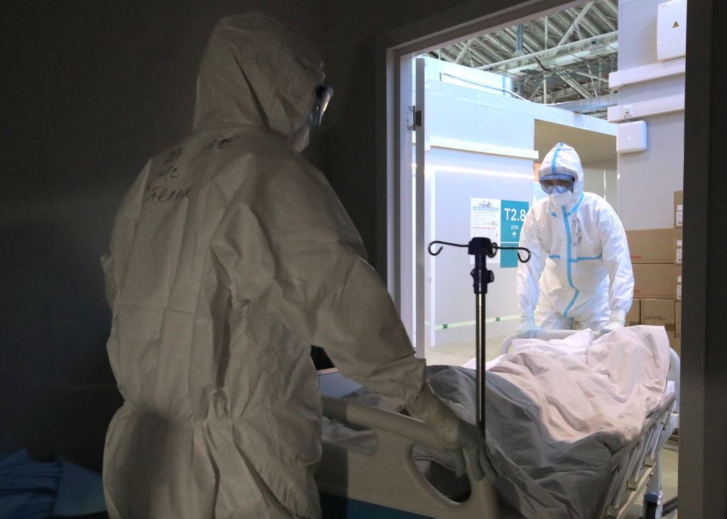 Enfermeros trasladan a víctima del coronavirus en hospital de Rusia