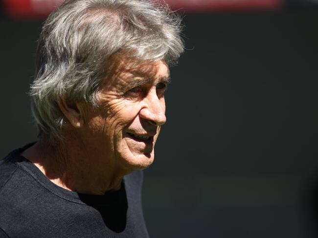 Manuel Pellegrini fue captado en local de votación en España: No pudo votar