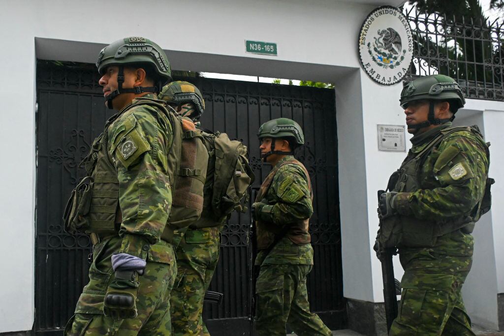 Soldados de Ecuador a las afueras de la sede de la embajada de México en la ciudad de Quito.