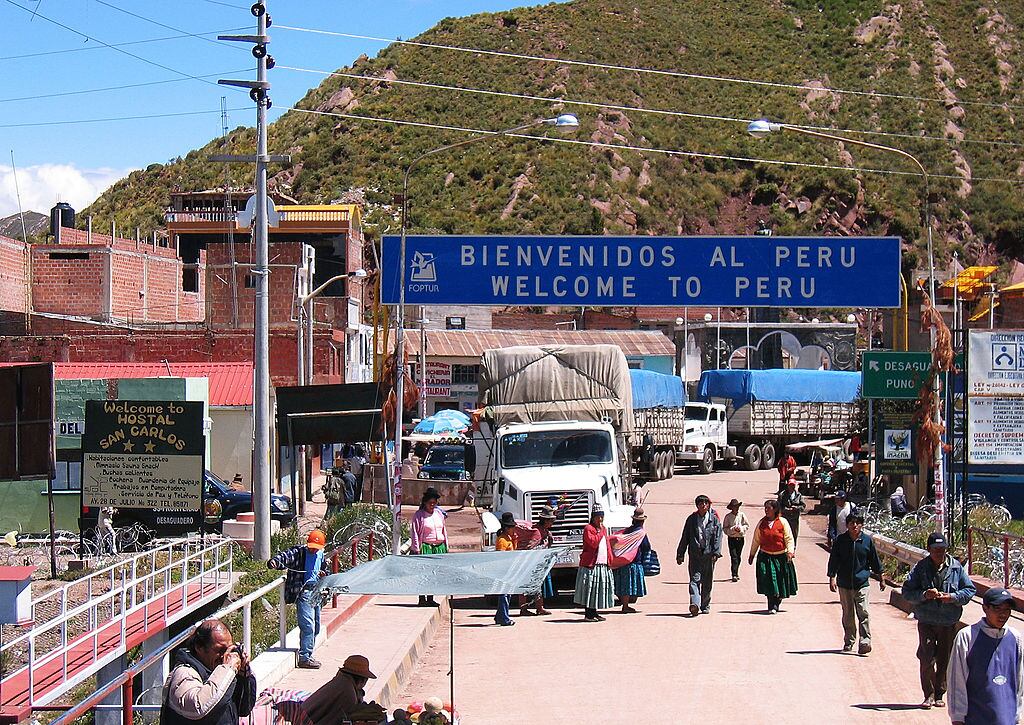 Vehículos y personas en la frontera de Bolivia para ingresar a Perú