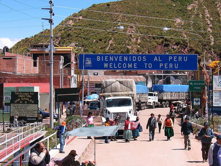 Vehículos y personas en la frontera de Bolivia para ingresar a Perú