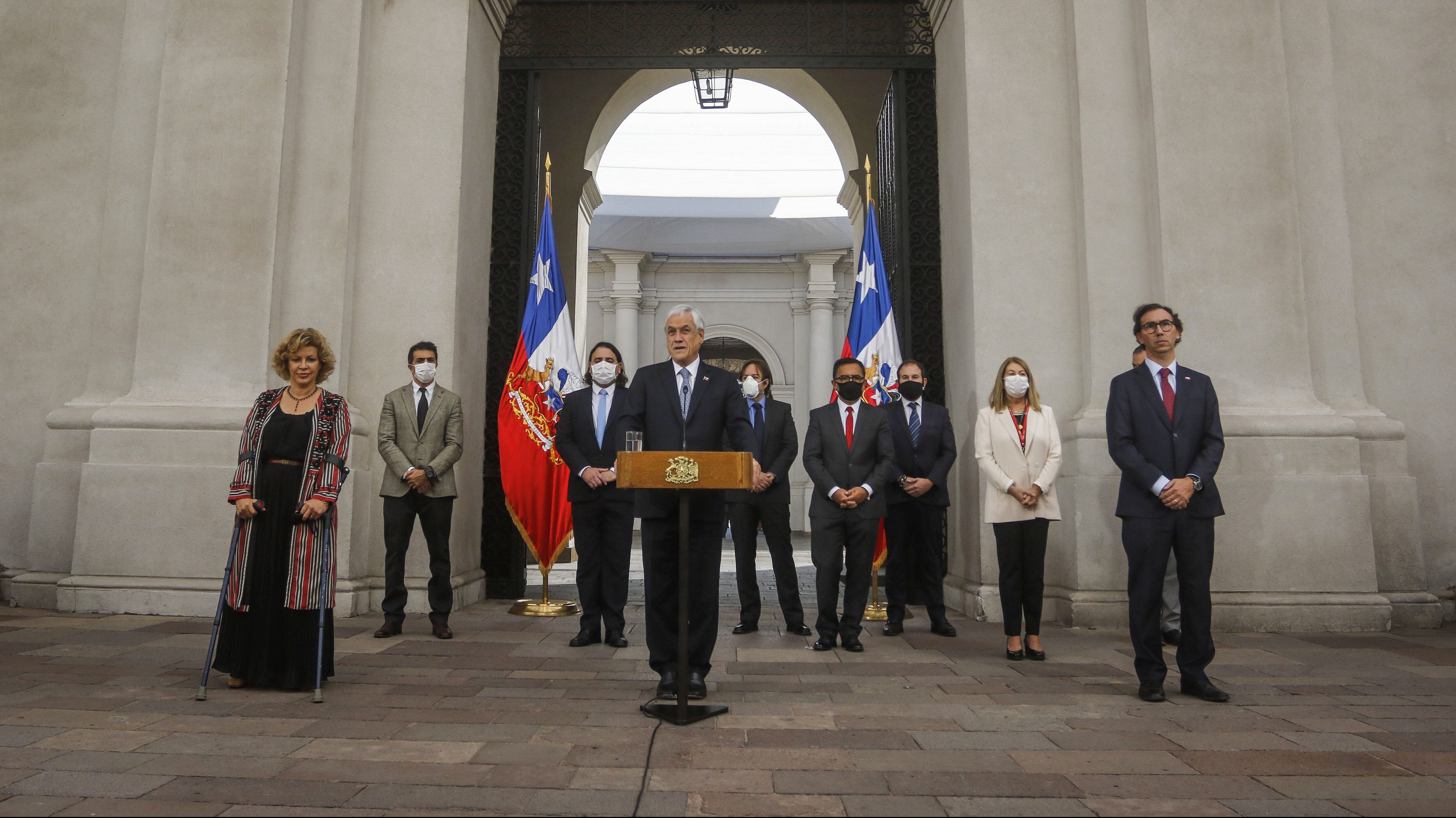 14 de abril del 2020/SANTIAGOEl Presidente de la República, Sebastián Piñera, acompañado por el Ministro de Educación, Raúl Figueroa, realiza un punto de prensa, tras sostener una reunión con la presidenta del Consejo Nacional de Televisión, y el presidente de ANATEL.
FOTO: SEBASTIAN BELTRAN GAETE/AGENCIAUNO