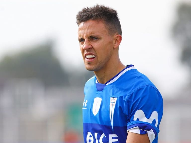 28 DE AGOSTO DE 2021/SANTIAGODiego Buonanotte (c), durante el partido valido por la decimonovena fecha del Campeonato Nacional AFP PlanVital 2021, entre Palestino y Universidad Catolica, disputado en el Estadio Municipal de La Cisterna.
FOTO: SEBASTIAN ORIA/AGENCIAUNO