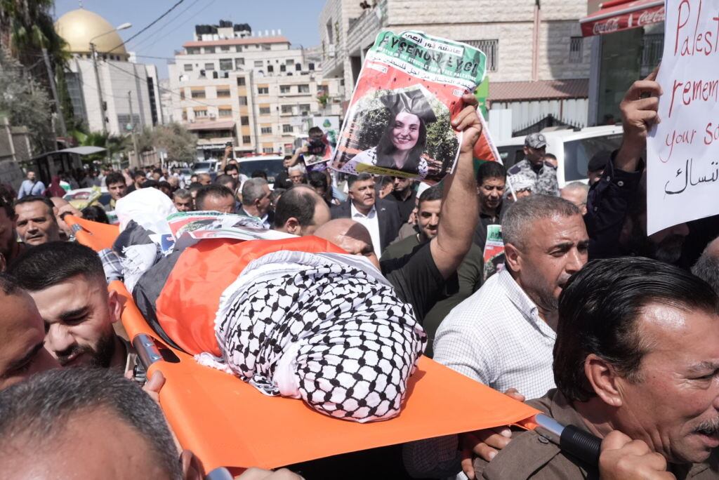 Las personas en la ciudad de Nablus en Cisjordania asisten al funeral de Aysenur Ezgi Eygi, la activista asesinada por Israel