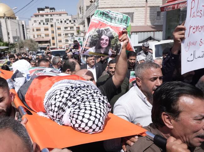 Las personas en la ciudad de Nablus en Cisjordania asisten al funeral de Aysenur Ezgi Eygi, la activista asesinada por Israel