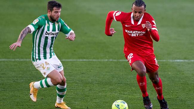 SEVILLE, SPAIN - JANUARY 02: Aitor Ruibal of Real Betis competes for the ball with Jules Kounde of Sevilla FC during the La Liga Santander match between Real Betis and Sevilla FC at Estadio Benito Villamarin on January 02, 2021 in Seville, Spain. (Photo by Mateo Villalba/Quality Sport Images/Getty Images)