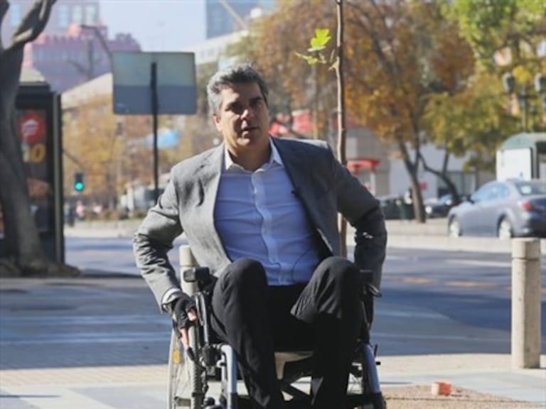 Diputado vivió un día en silla de ruedas para exponer los problemas de accesibilidad en Las Condes