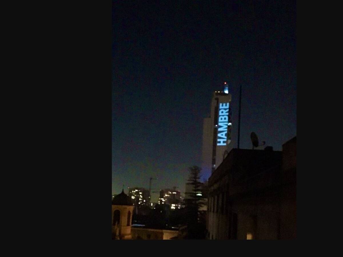 Protestas en Santiago centro ante el coronavirus: Barricadas en Diagonal Paraguay y proyectan «hambre» en edificio Telefónica
