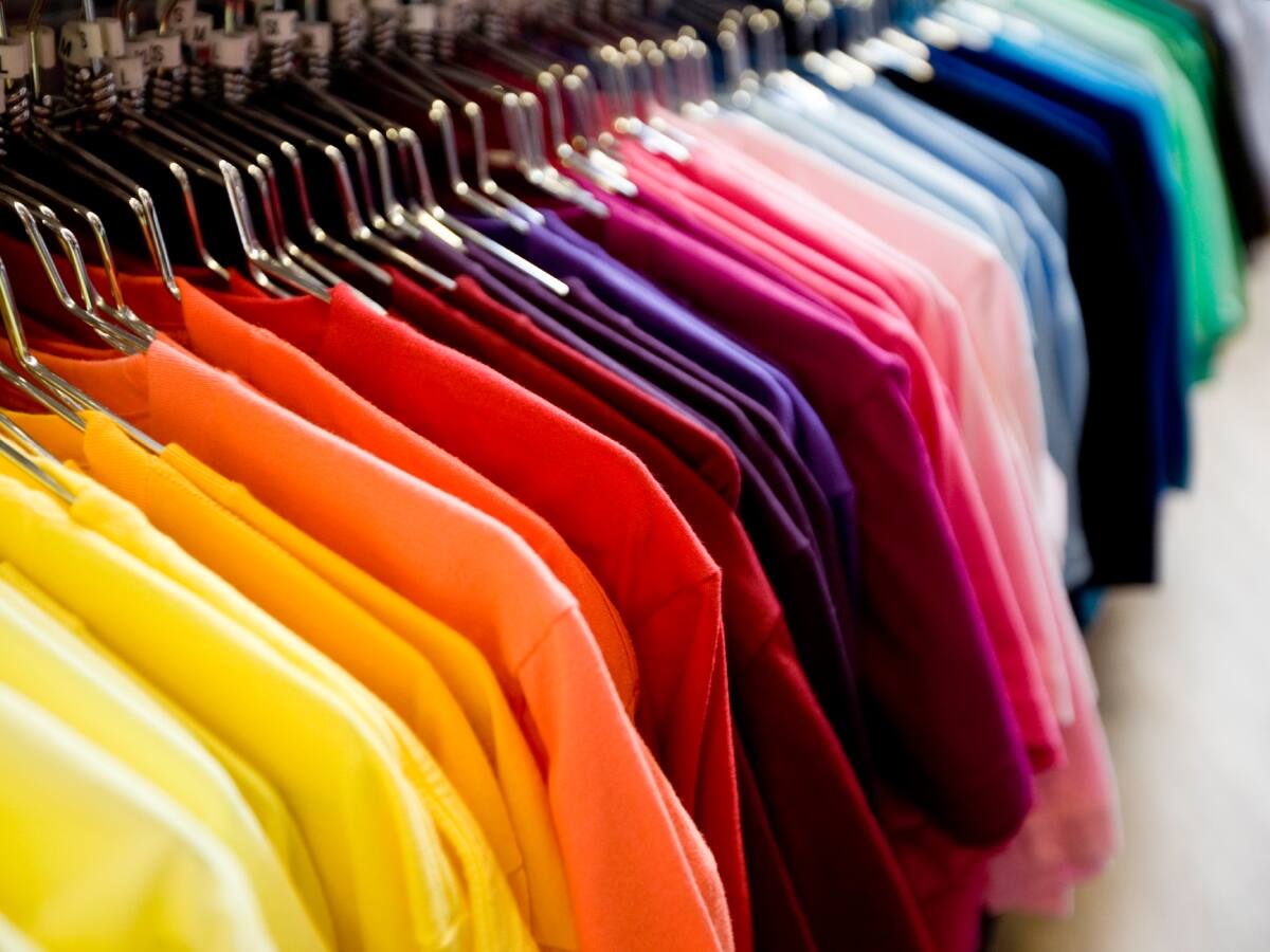 ¿Planeas comprar una polera? En estos detalles debes fijarte si quieres que te dure varios años, según experta